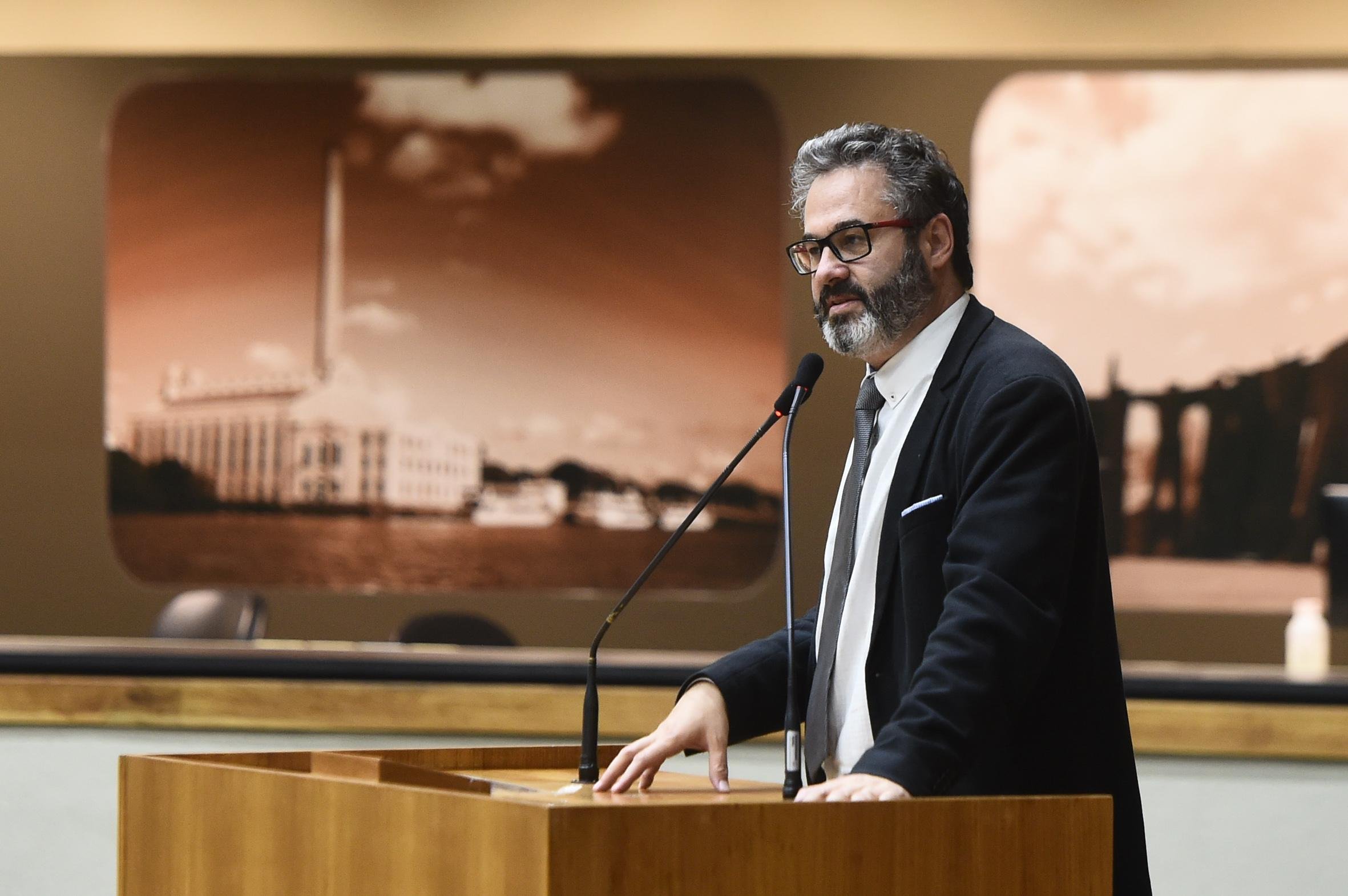 Presidente da Comiss&atilde;o, Roberto Robaina (Psol), estuda aplica&ccedil;&atilde;o de regimento sobre os faltantes