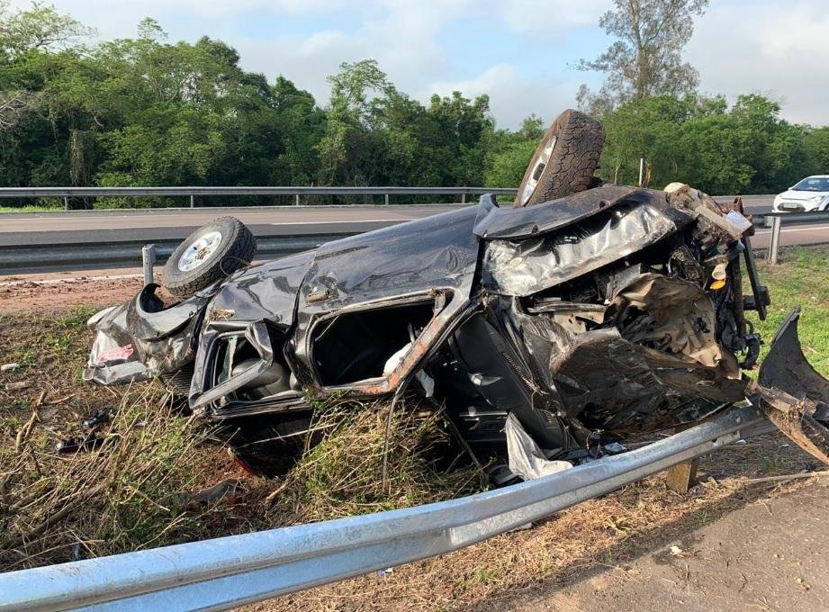 Nissan Frontier ficou destru&iacute;da ap&oacute;s capotamento na freeway
