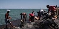 Moradores de regiões atingidas assumiram a linha de frente na limpeza das praias