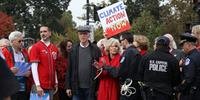 Jane Fonda estava acompanhada do ator Ted Danson no protesto desta sexta