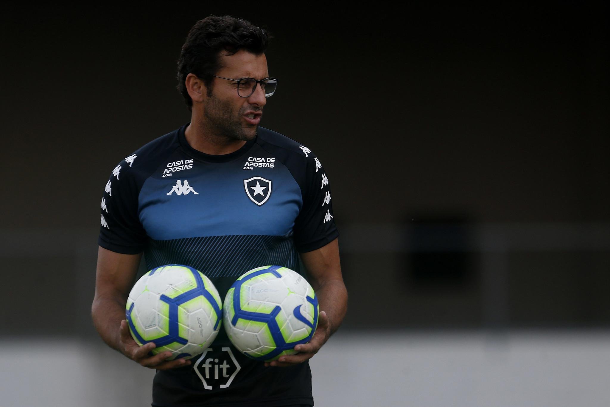 Botafogo encara Gr&ecirc;mio de "ressaca" na Arena, ap&oacute;s elimina&ccedil;&atilde;o e goleada para o Flamengo na semifinal da Libertadores