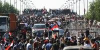 Iraquianos tomaram as ruas de Bagdá neste sábado, desafiando novamente o gás lacrimogêneo das forças policiais