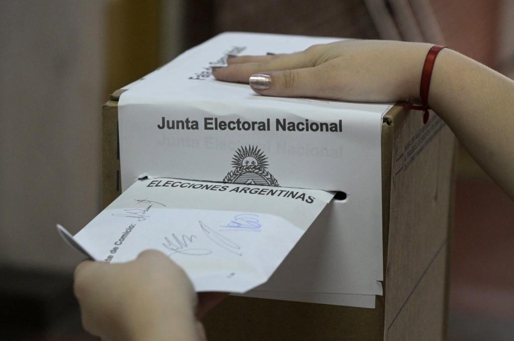 Vota&ccedil;&atilde;o acontece das 8h &agrave;s 18h deste domingo