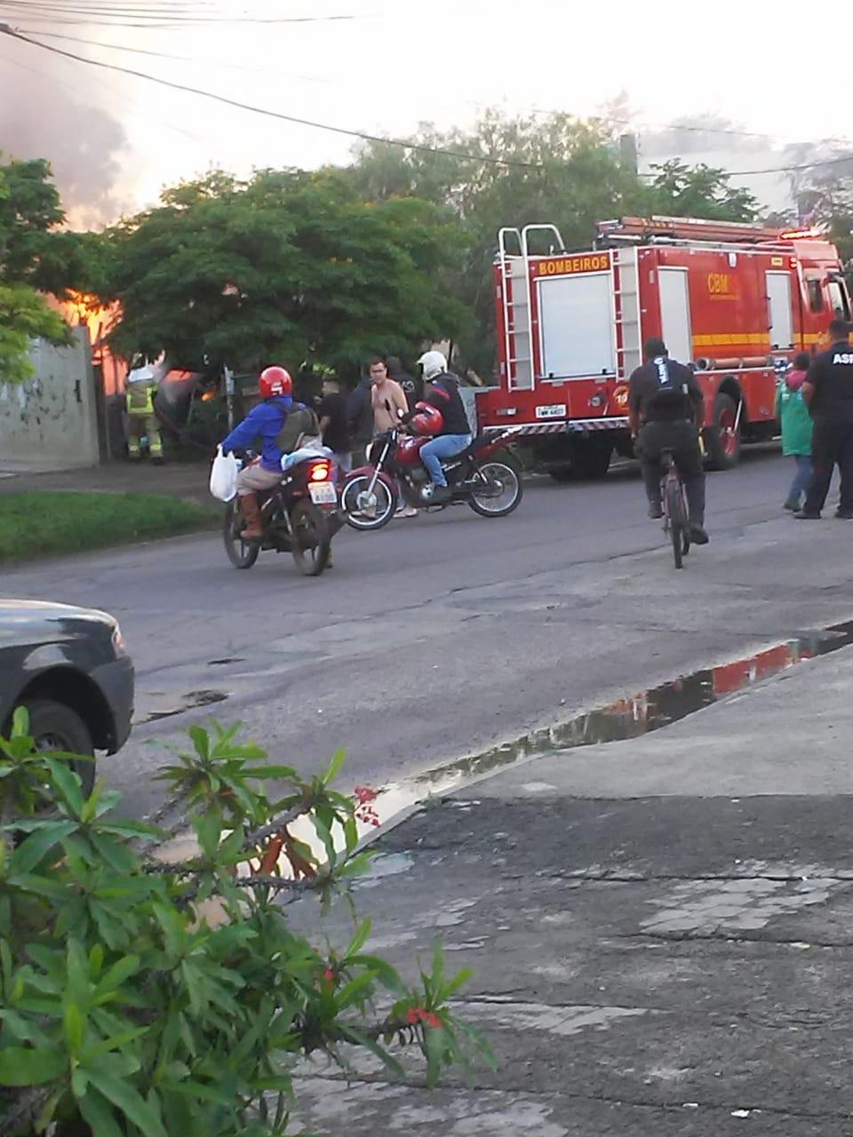 Vizinhos acompanharam o trabalho dos bombeiros