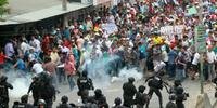 Polícia local tenta controlar manifestações com uso de bomba de gás lacrimogêneo