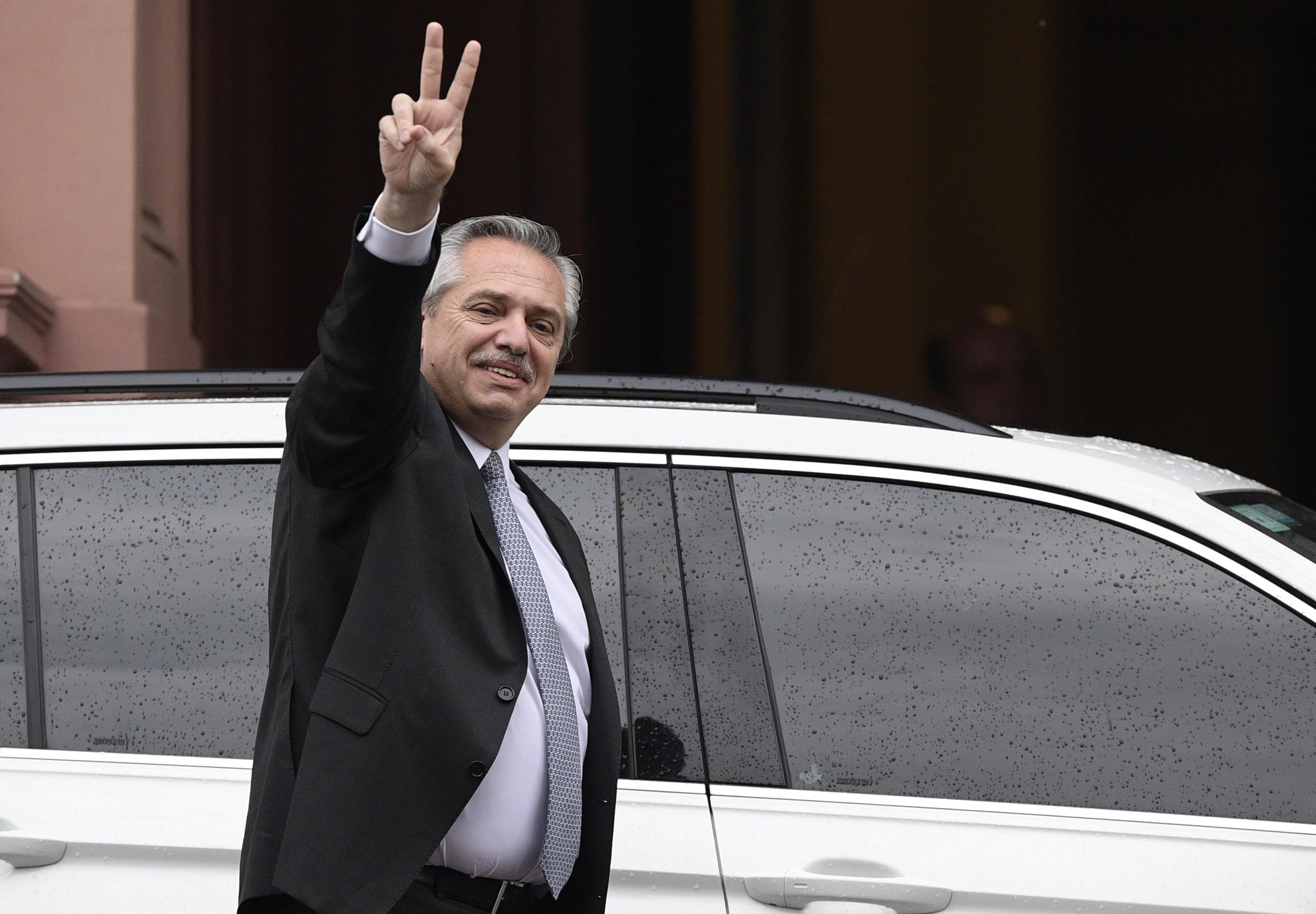 O mais novo presidente da Argentina, Alberto Fern&aacute;ndez, deixando a casa presidencial da Casa Rosada ap&oacute;s uma reuni&atilde;o com o presidente Mauricio Macri em Buenos Aires.