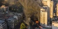 Várias guarnições dos bombeiros de Santiago foram enviadas para apagar as chamas