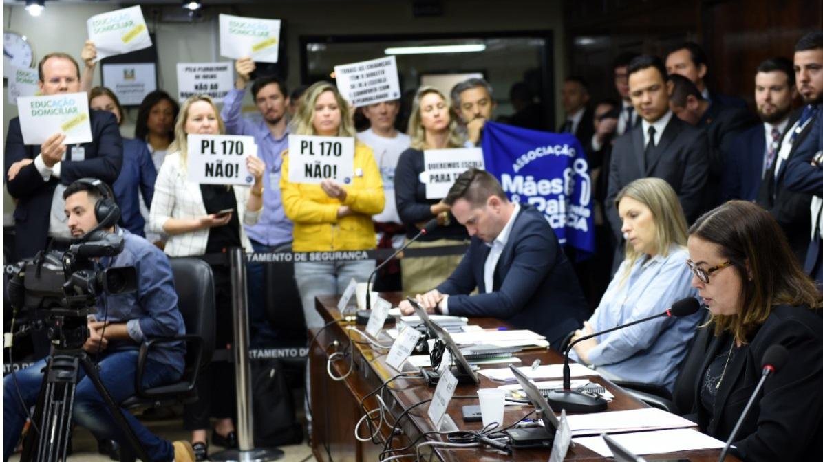 Deputada Juliana Brizola durante a leitura do seu parecer sobre o projeto