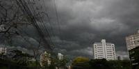Céu escureceu em Porto Alegre nesta manhã