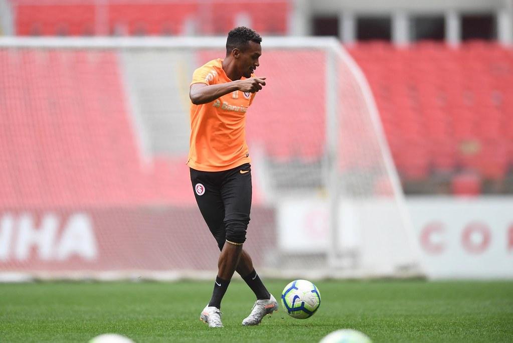 Edenilson &eacute; um dos quatro titulares que entrar&atilde;o com dois cart&otilde;es amarelos contra o Athletico-PR