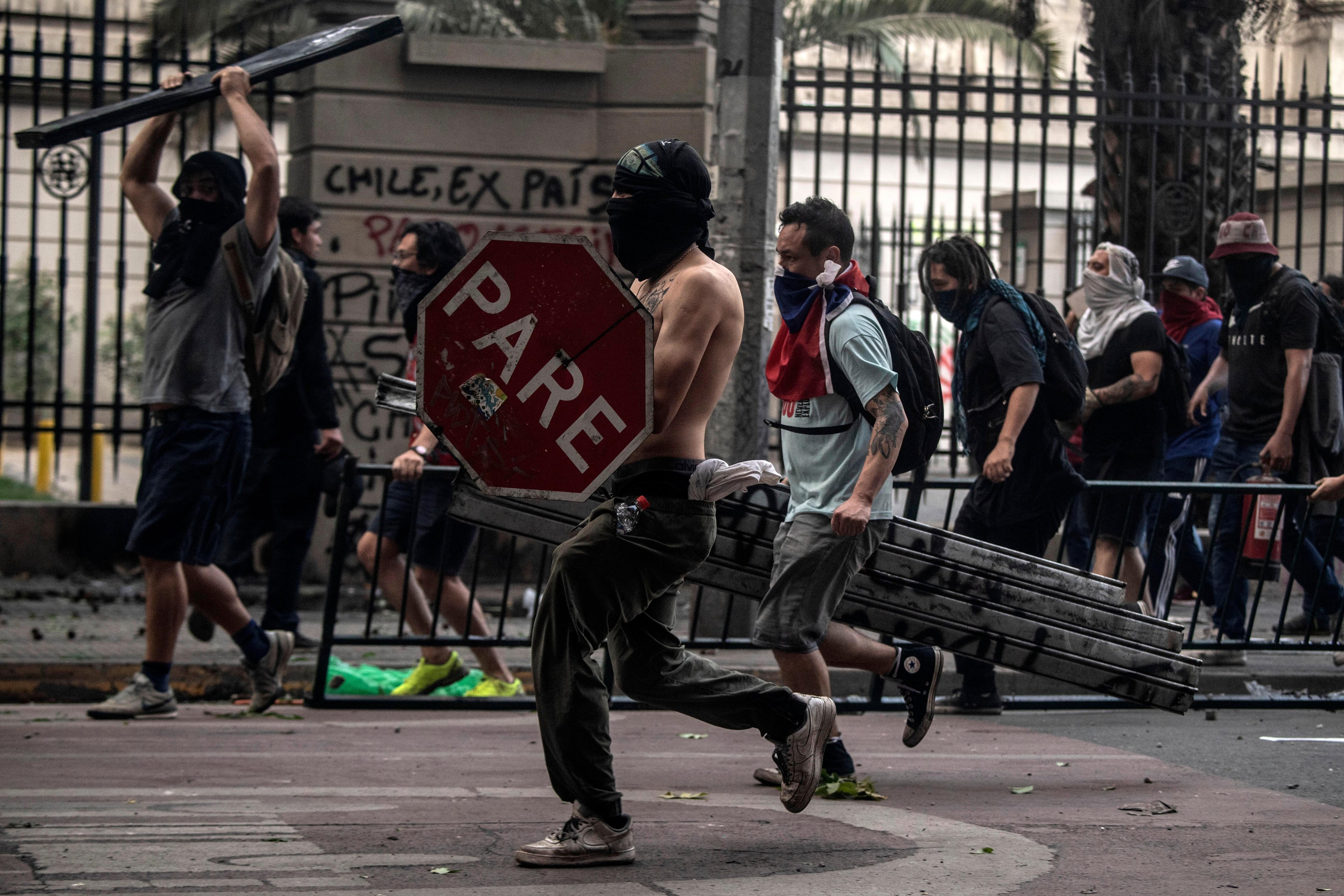 Chile est&aacute; cercado pela maior crise social desde o retorno &agrave; democracia no pa&iacute;s, em 1990