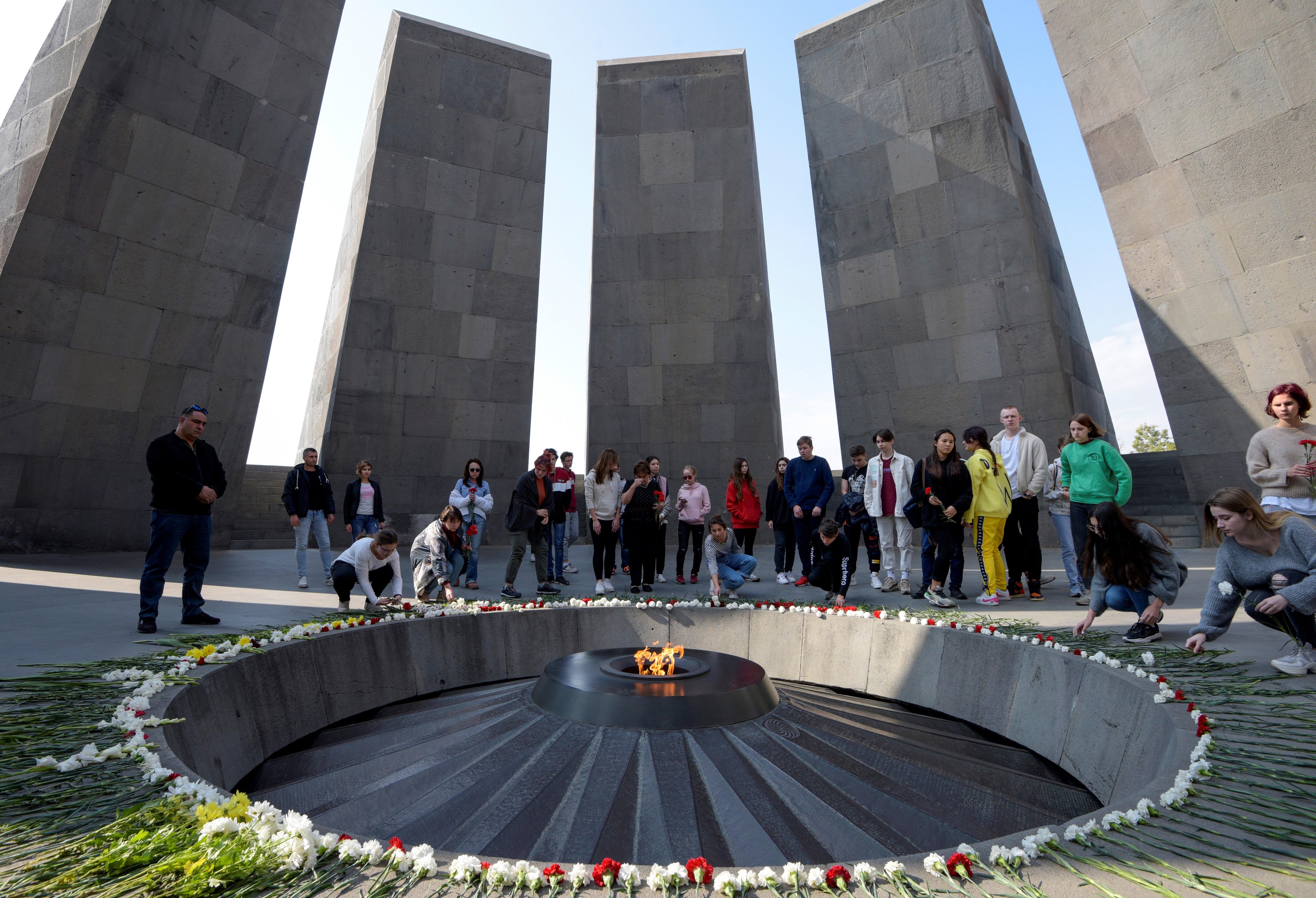 As pessoas visitam o Memorial do Genoc&iacute;dio Arm&ecirc;nio Tsitsernakaberd em Yerevan, em homenagem &agrave;s v&iacute;timas