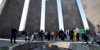As pessoas visitam o Memorial do Genocídio Armênio Tsitsernakaberd em Yerevan, em homenagem às vítimas
