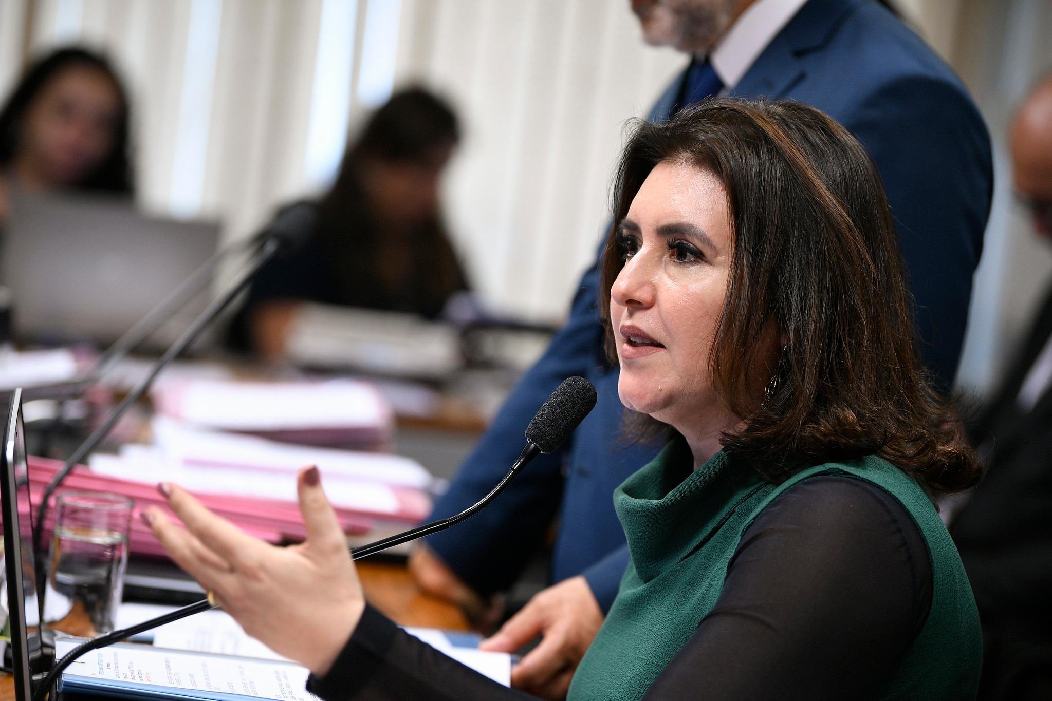 &Agrave; mesa, presidente da CCJ, senadora Simone Tebet (MDB-MS), conduz reuni&atilde;o