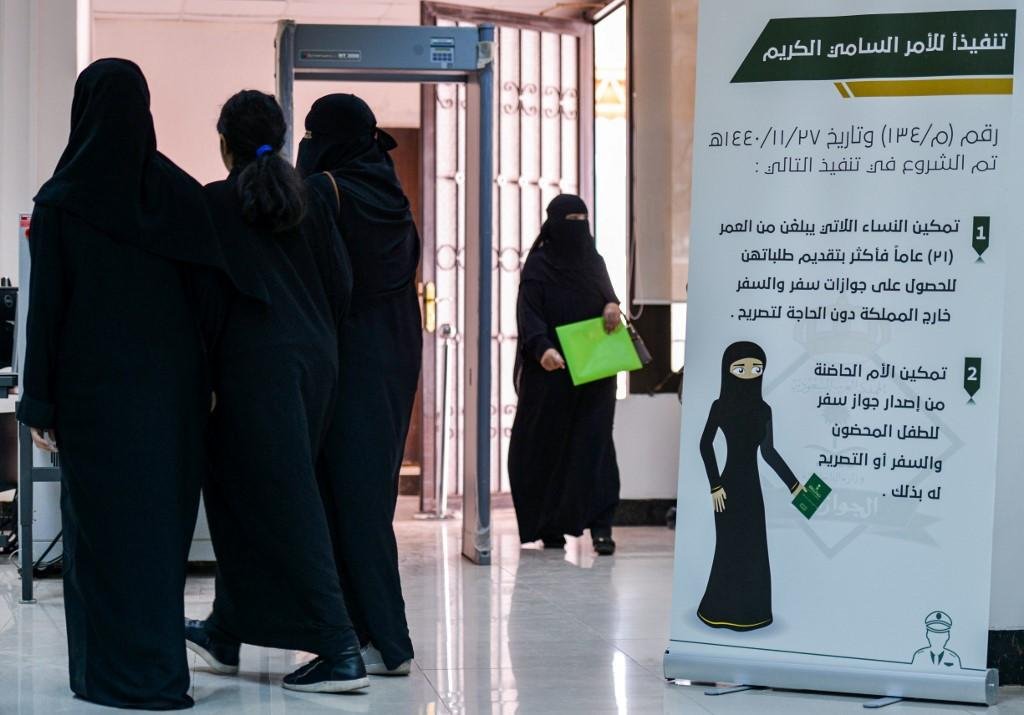 Apesar de haver novas medidas, mulheres permanecem sob vigil&acirc;ncia de um "guardi&atilde;o masculino"