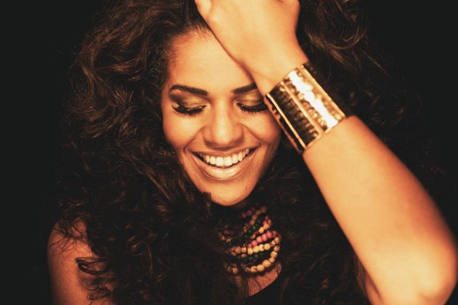 Anaadi vai cantar m&uacute;sicas de int&eacute;rpretes do pop, jazz e samba nesta quinta-feira