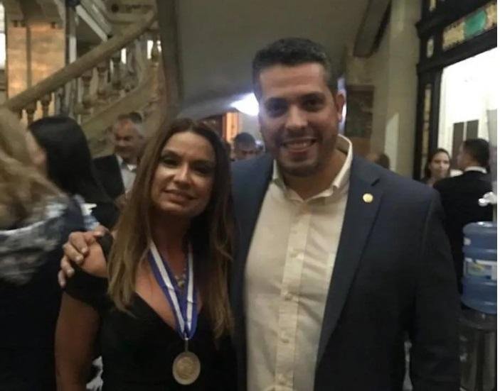 Promotora tem foto com vereador que quebrou placa de Marielle