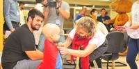 O pequeno Raul, de Jaguarão, que luta contra um neuroblastoma no Hospital de Clínicas, recebeu uma capa de super-herói da Clarissa Auler