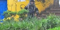 Integrante do Bope realiza retirada de simulacro de bomba em Porto Alegre