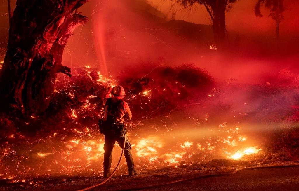 Centenas de bombeiros apoiados por avi&otilde;es-tanque e helic&oacute;pteros combatiam o fogo