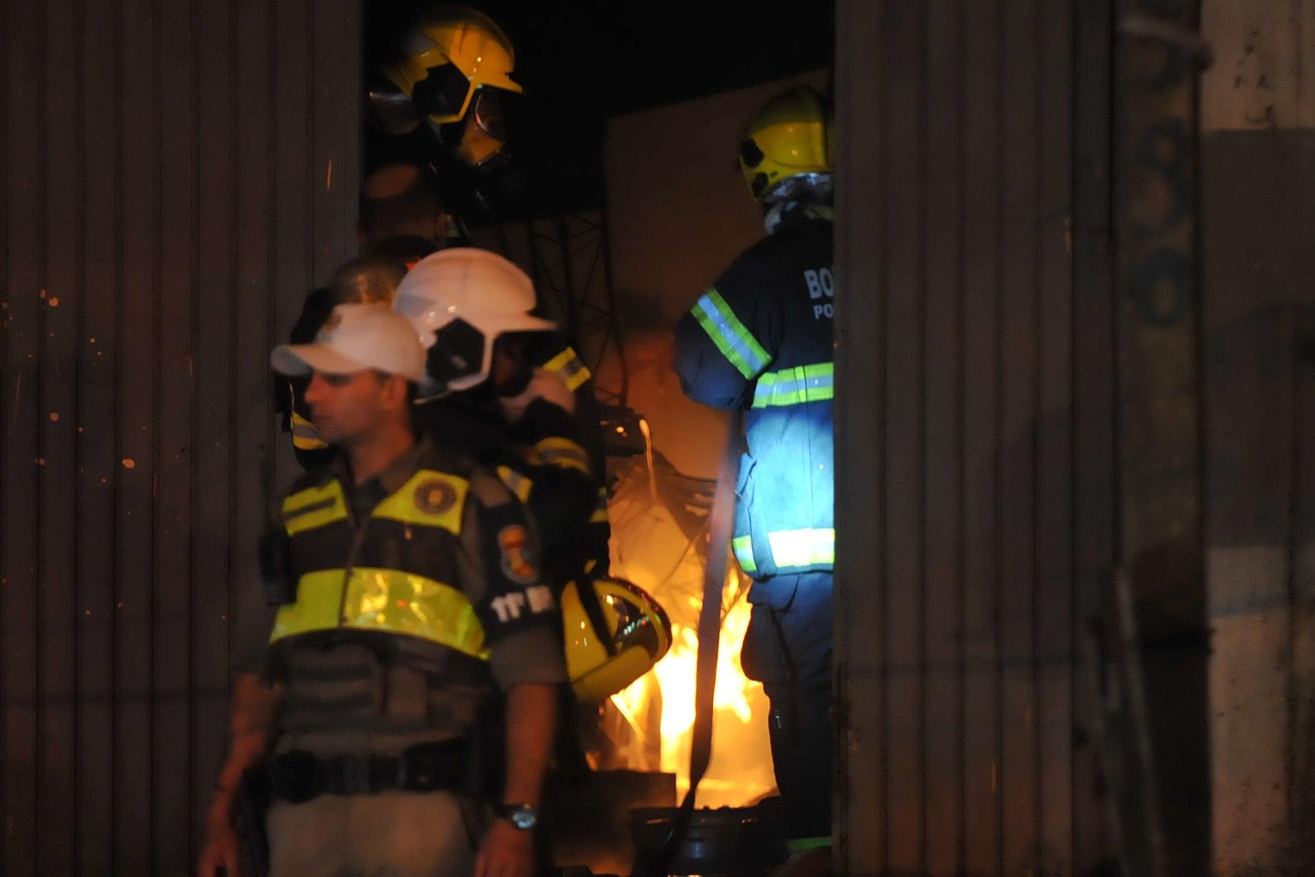 Fogo atingiu loja de auto pe&ccedil;as na avenida Prot&aacute;sio Alves
