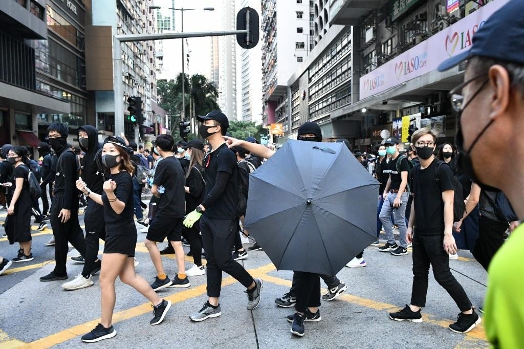 Manifestantes participaram de atos vestidos de preto e alguns com o rosto coberto