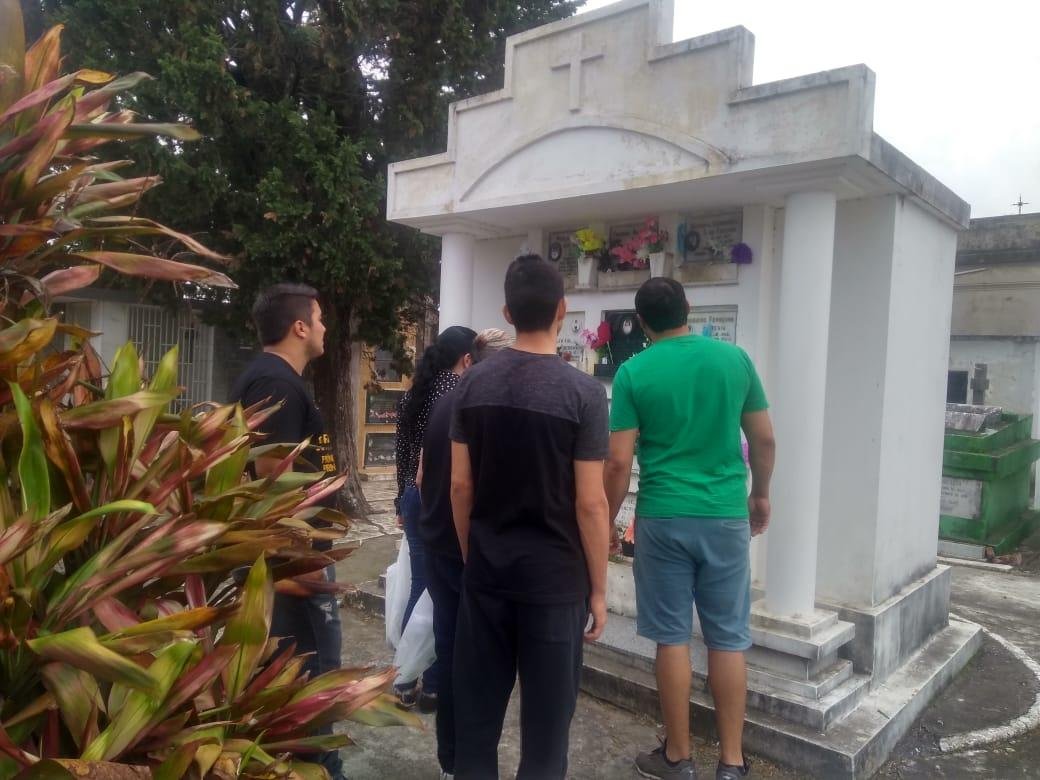 Jazigo coletivo em que se encontram as 12 crian&ccedil;as mortas em inc&ecirc;ndio da Creche Casinha da Em&iacute;lia, em 2000, &eacute; um dos mais visitados.