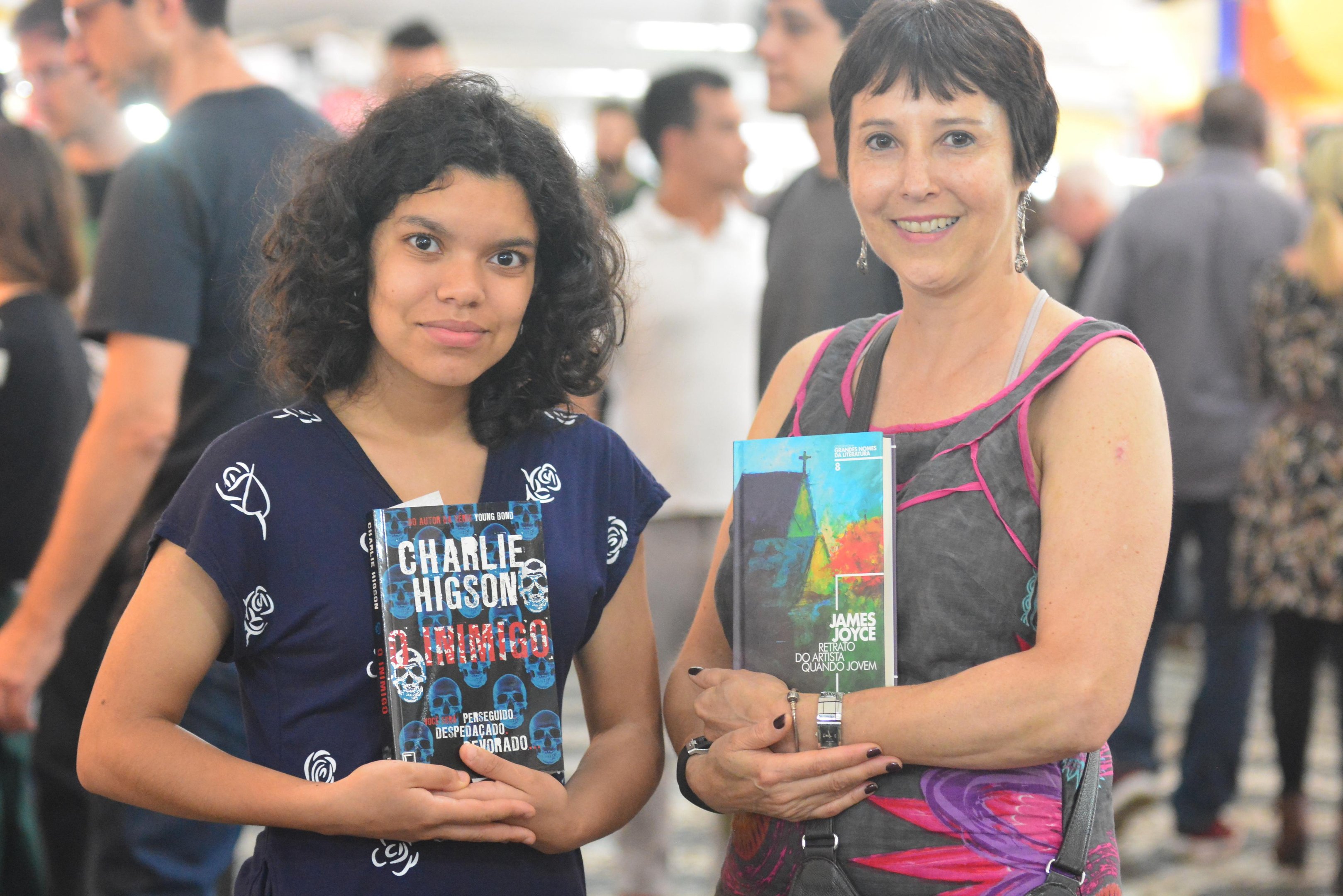 Maurea Diu Ferreira e Caroline Fernandes aproveitaram o final de semana para fazer compras no evento