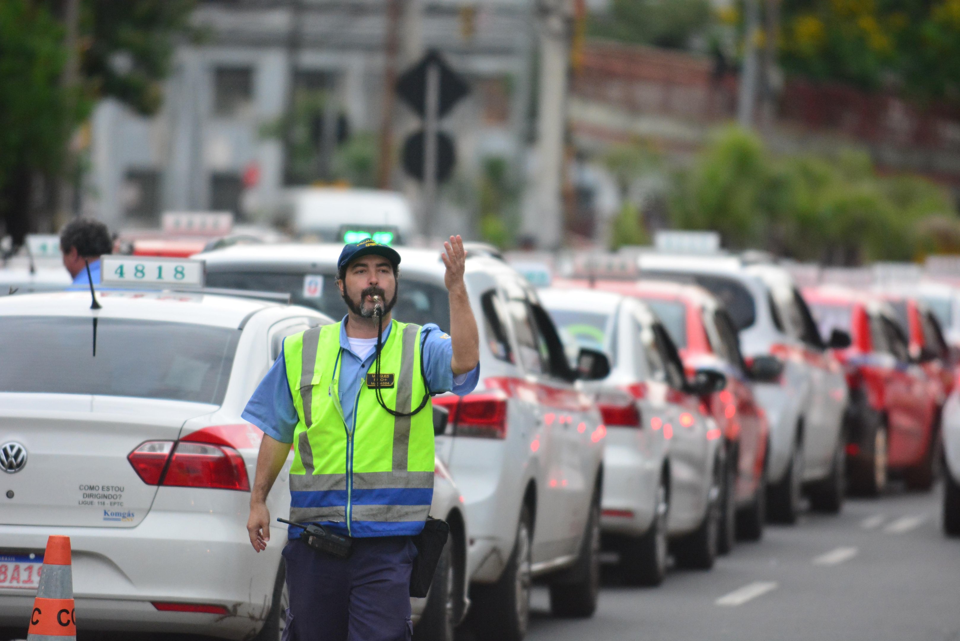 Agentes da Empresa P&uacute;blica de Transporte e Circula&ccedil;&atilde;o (EPTC) orientavam motoristas para tentar minimizar o fluxo