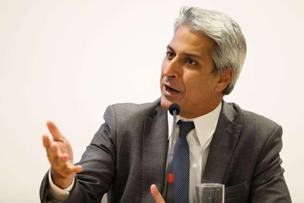 Na avalia&ccedil;&atilde;o de Randolfe e Molon (foto), a "apropria&ccedil;&atilde;o" do conte&uacute;do por Bolsonaro teria extrema "gravidade", assim como o acesso do vereador Carlos Bolsonaro (PSC-RJ) &agrave;s grava&ccedil;&otilde;es