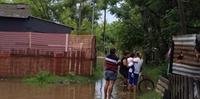 Moradores da Ilha do Pavão tiveram suas residências invadidas pelas águas da chuva