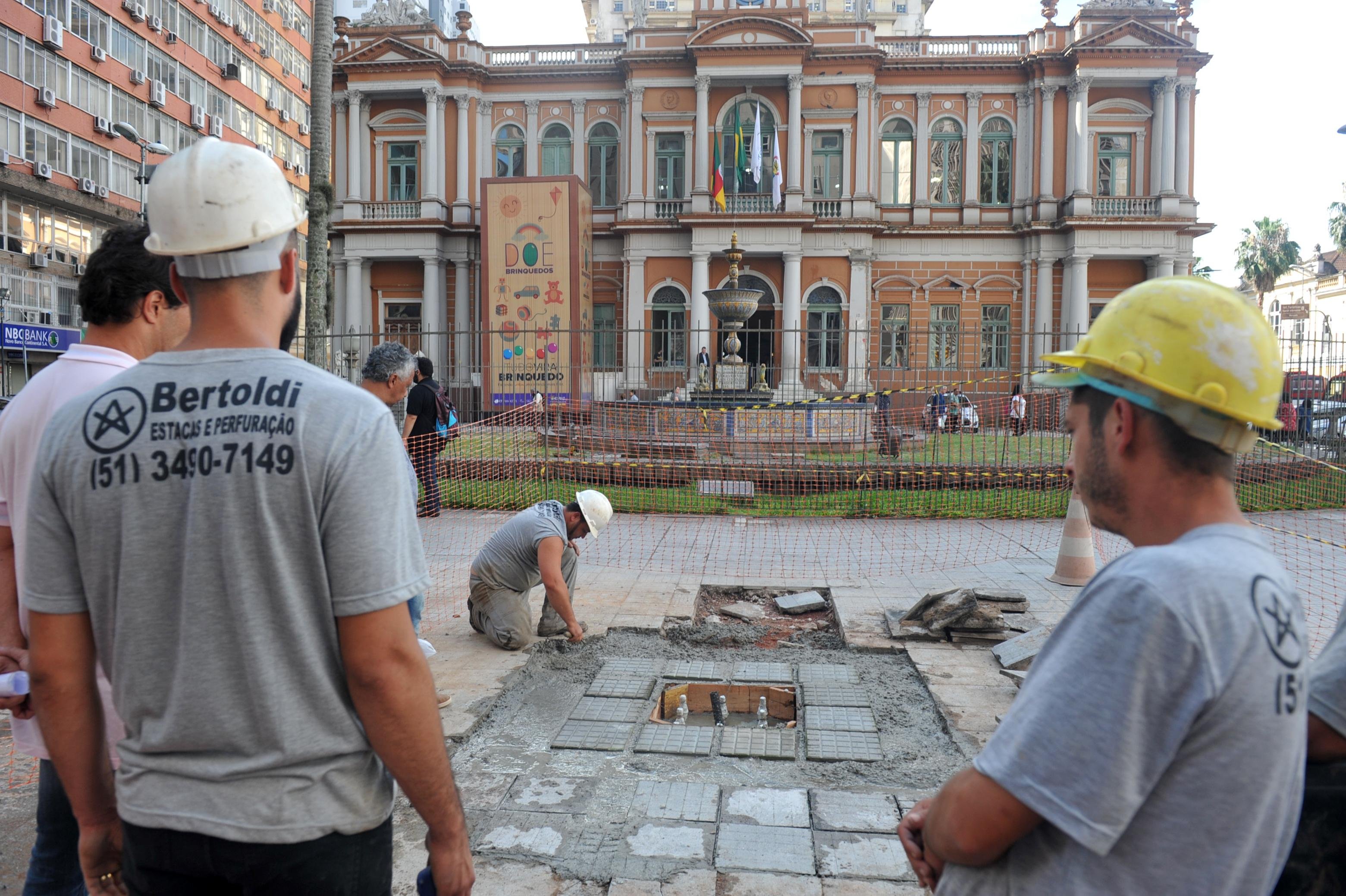 Oper&aacute;rios trabalharam na coloca&ccedil;&atilde;o da estrutura que vai receber o primeiro dos novos rel&oacute;gios de rua de Porto Alegre