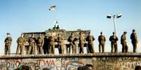 Na imagem de 1989, guardas ficam em uma seção do Muro de Berlim