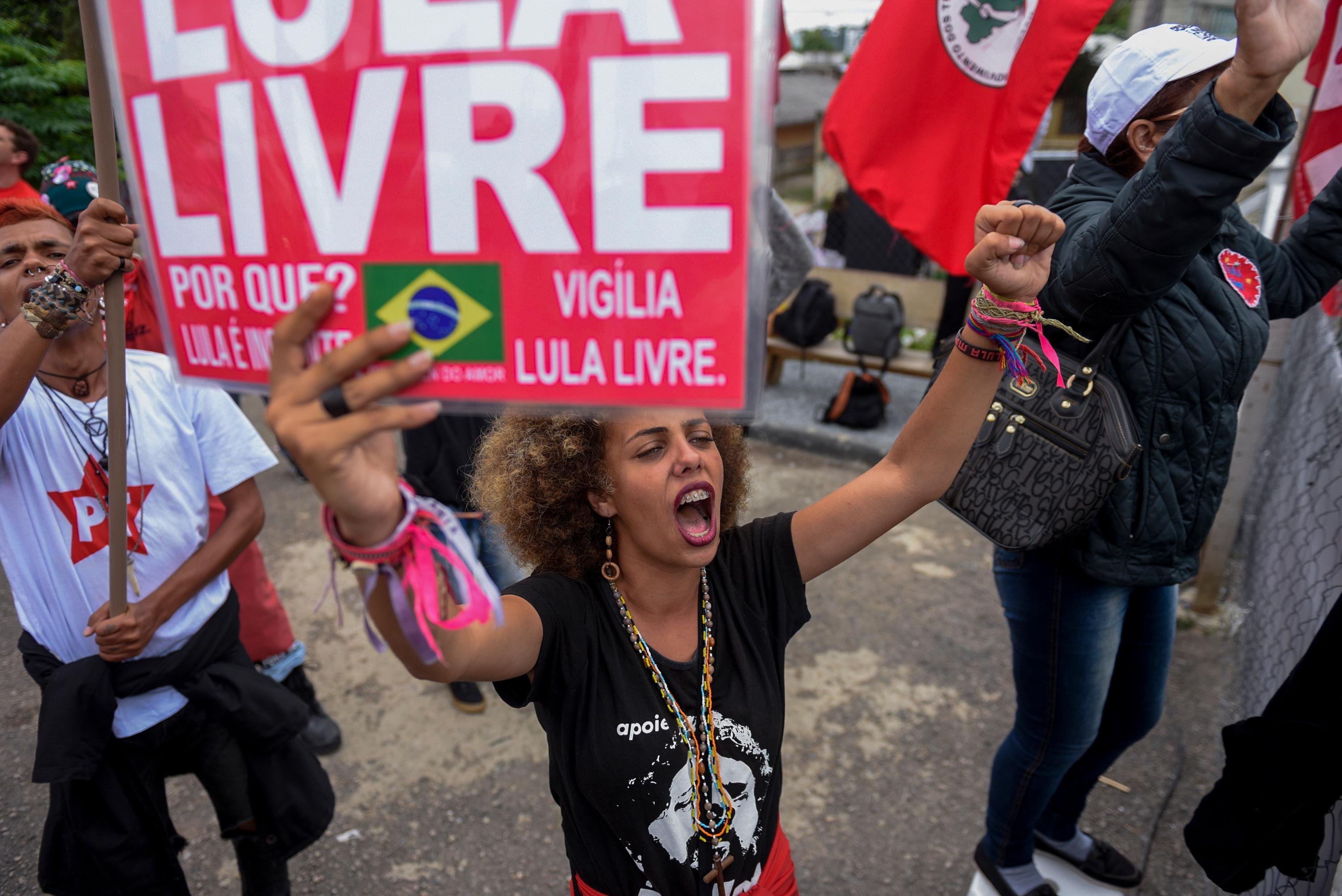 Simpatizantes comemoram em Curitiba
