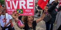 Simpatizantes comemoram em Curitiba