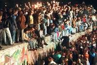 Foto de 11 de novembro de 1989 mostra jovens berlinenses do Leste comemorando no topo do Muro