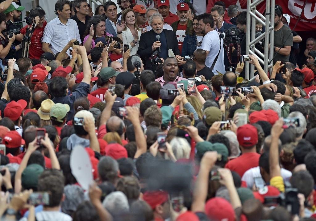 Ex-presidente fez discurso em Curitiba ap&oacute;s soltura