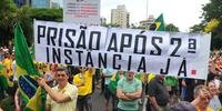 Cartazes foram uma das formas encontradas pelos manifestantes de Porto Alegre expressarem a insatisfação com a decisão do STF