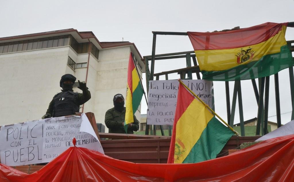 Alguns policiais se rebelaram e se juntaram nos protestos contra o governo