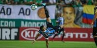 Atacante Luciano, de bicicleta, marcou único gol da partida na vitória do Grêmio por 1 a 0