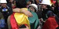 Manifestantes comemoram na Bolívia