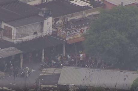 Helic&oacute;ptero da Record TV Rio flagrou homens armados durante um baile funk
