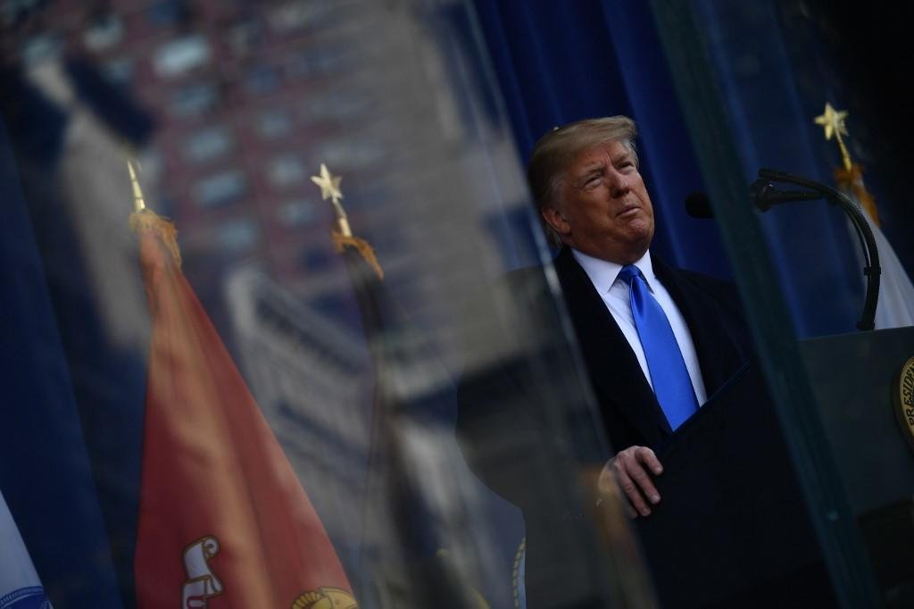 A t&aacute;tica de defesa de Trump inclui tentar desacreditar o informante