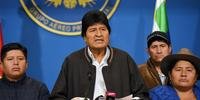 Presidente boliviano Evo Morales oferecendo conferência de imprensa em El Alto horas antes de renunciar a presidência.