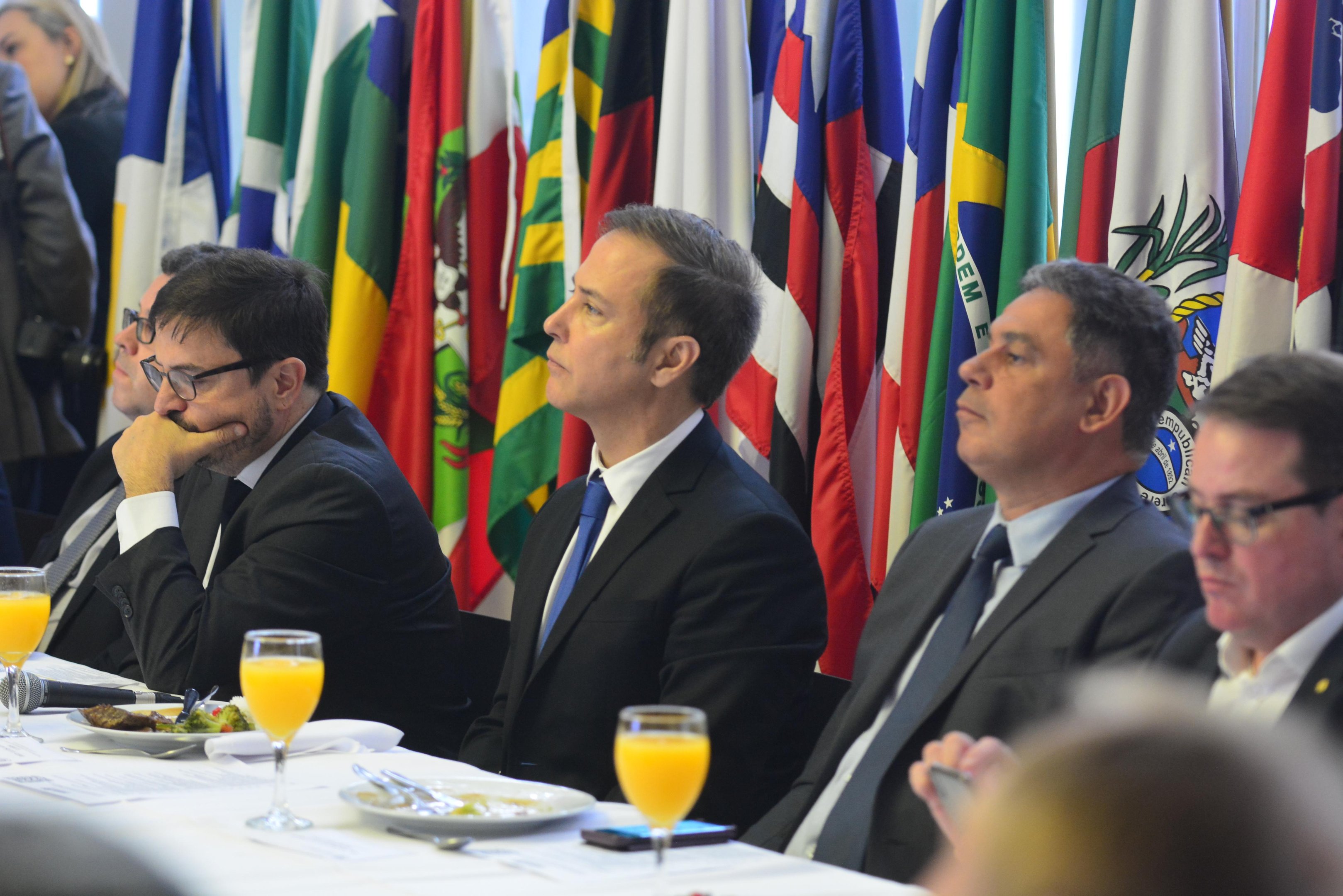 Projetos foram apresentados pelo deputado Luis Augusto Lara durante reuni&atilde;o-almo&ccedil;o nesta segunda-feira