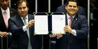 Documento da promulgação foi assinado por Rodrigo Maia e Davi Alcolumbre