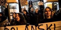 Grupo protestou contra o diretor em Paris nesta terça-feira do lado de fora de um cinema