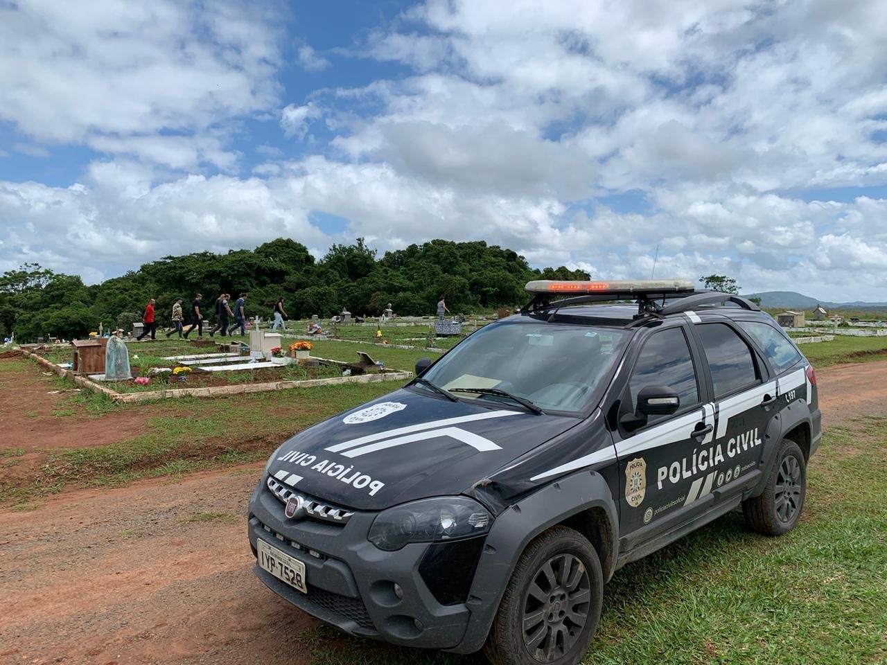 Agentes estiveram no cemit&eacute;rio municipal para tentar resolver o mist&eacute;rio