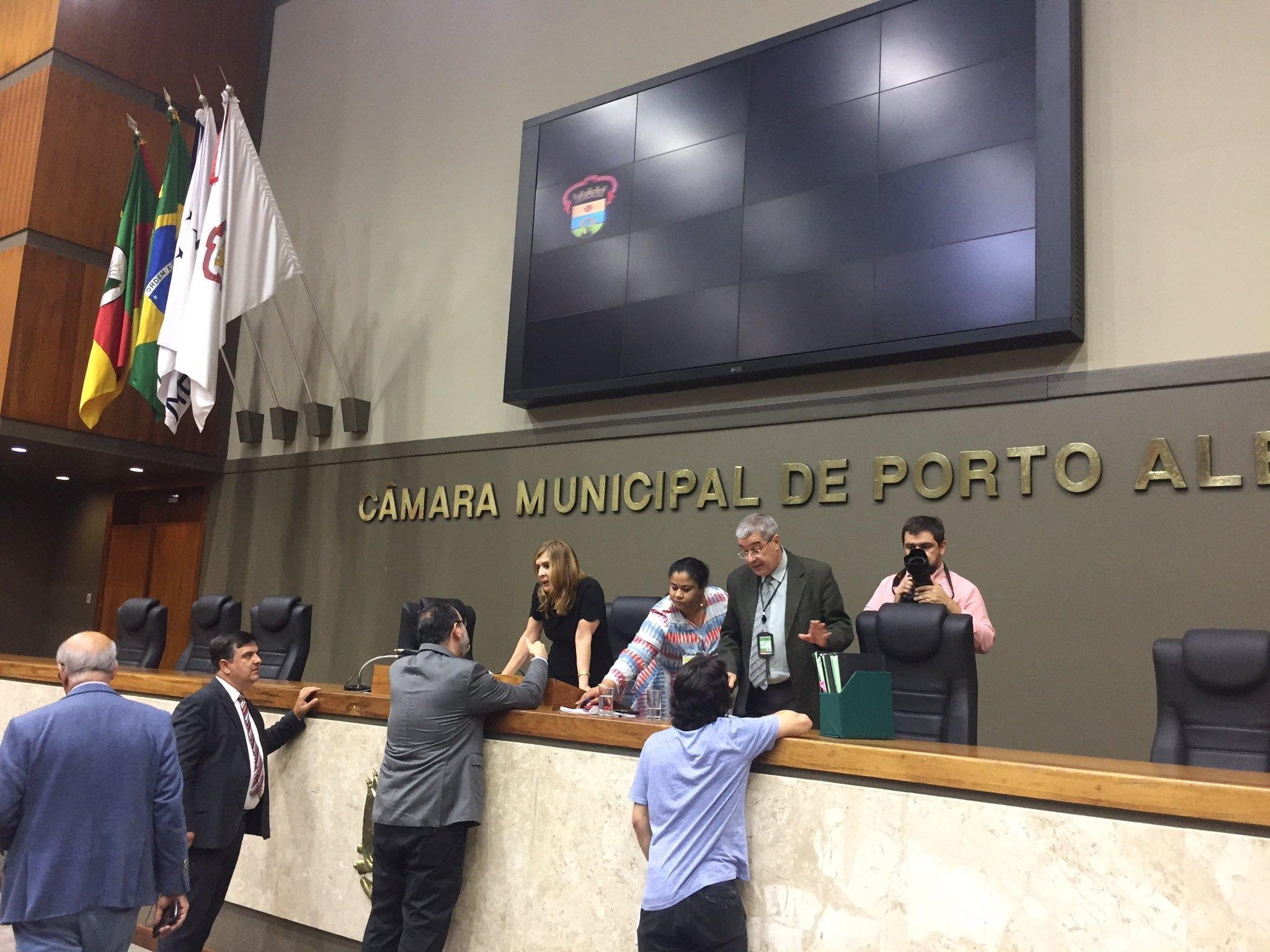 Sess&atilde;o foi interrompida por falta de vereadores