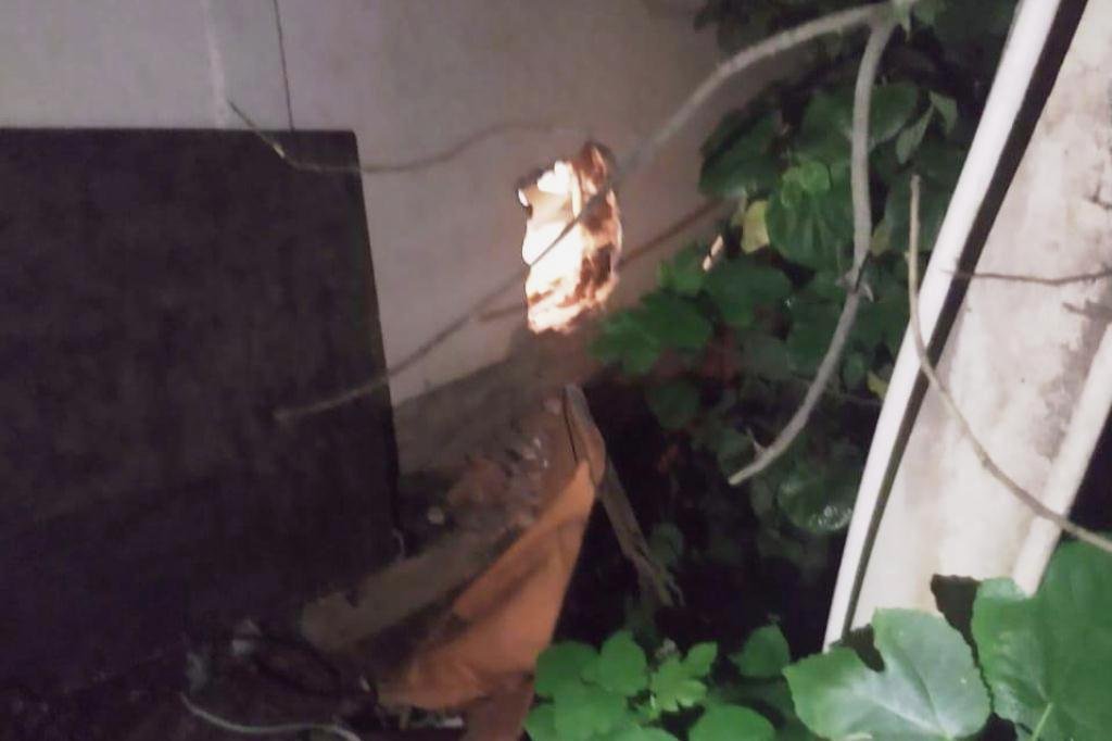 Buraco na parede foi aberto pelos criminosos para acessarem o interior do pr&eacute;dio